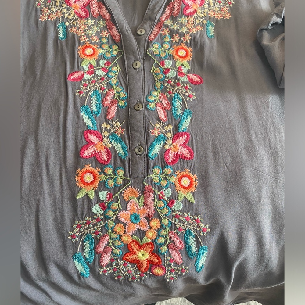 Solitaire Embroidered Gray tunic - Picture 2 of 3
